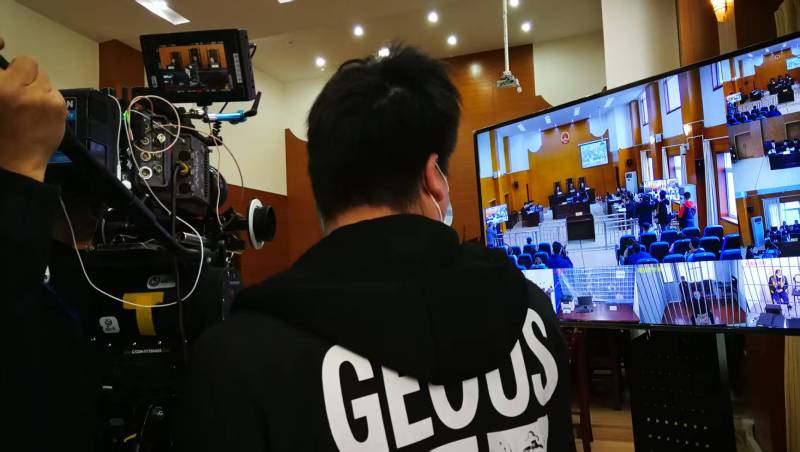 AI生成VS人工创意——新邵县广告片拍摄公司的技术浪漫主义实践